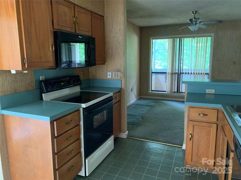 5727 Dockside Drive, Charlotte, NC 28227.  MLS# CAR4268742, YatesRealty ID 21359. Interior Kichen from breakfast nook