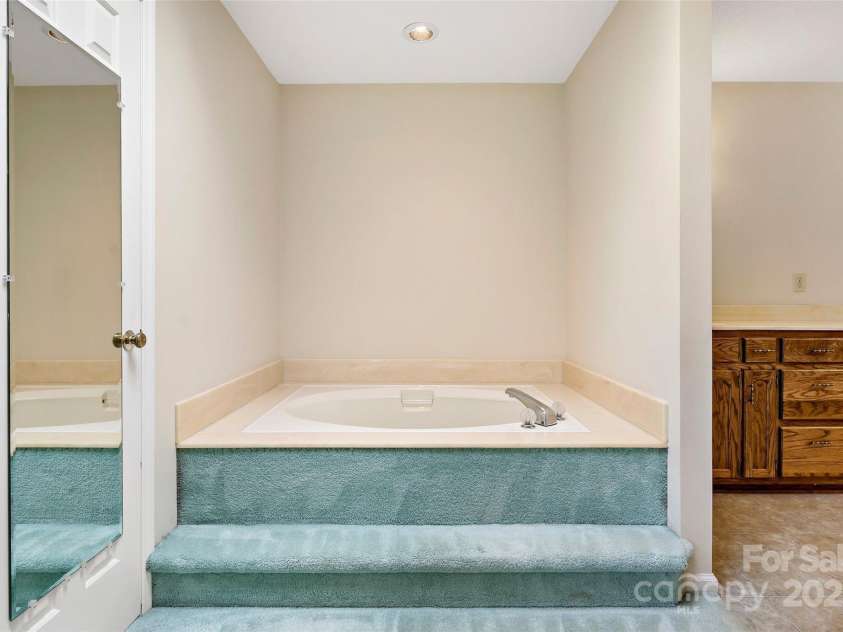 133 Persimmon Creek Road, Kings Mountain, NC 28086.  MLS# CAR4226480, YatesRealty ID 2136. Primary Bathroom