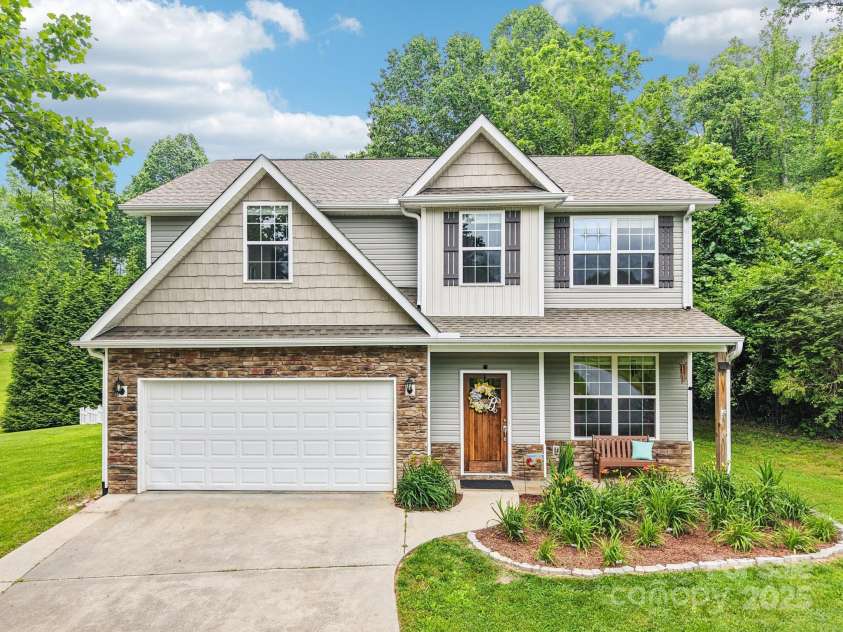 22 Streamside Drive, Hendersonville, NC 28791.  MLS# CAR4268227, YatesRealty ID 21361. 