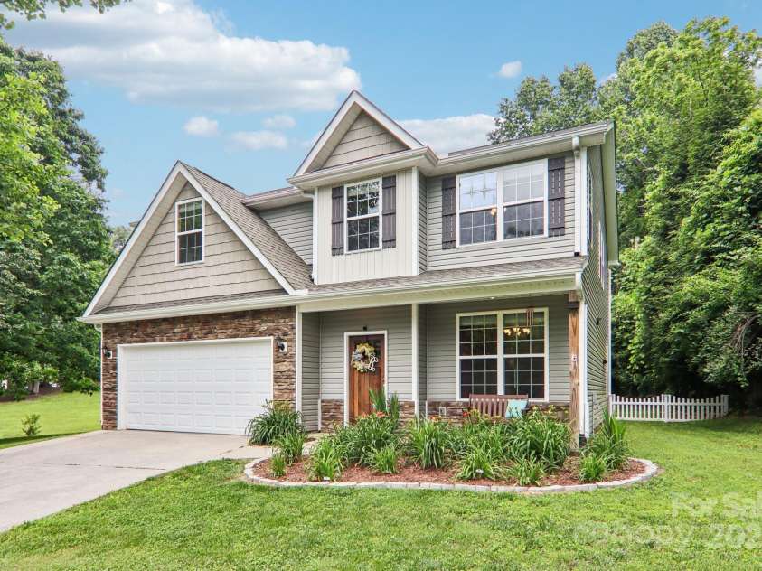 22 Streamside Drive, Hendersonville, NC 28791.  MLS# CAR4268227, YatesRealty ID 21361. 