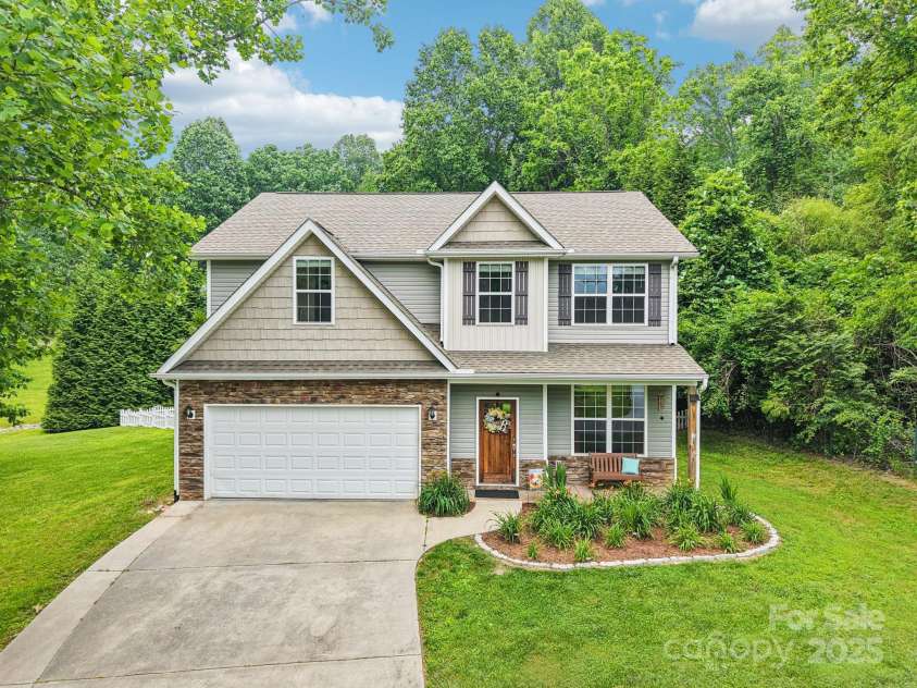 22 Streamside Drive, Hendersonville, NC 28791.  MLS# CAR4268227, YatesRealty ID 21361. 