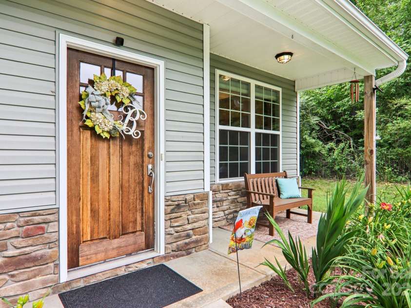 22 Streamside Drive, Hendersonville, NC 28791.  MLS# CAR4268227, YatesRealty ID 21361. 