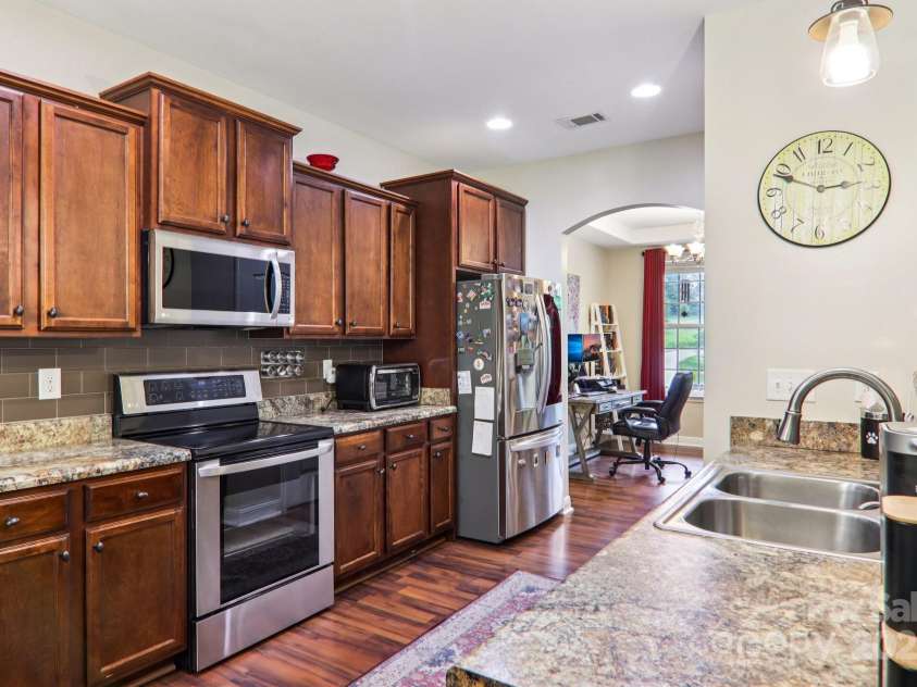 22 Streamside Drive, Hendersonville, NC 28791.  MLS# CAR4268227, YatesRealty ID 21361. 