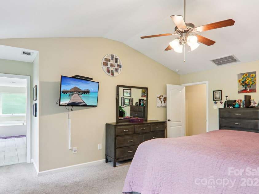 22 Streamside Drive, Hendersonville, NC 28791.  MLS# CAR4268227, YatesRealty ID 21361. 