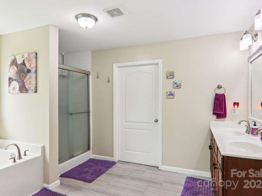 22 Streamside Drive, Hendersonville, NC 28791.  MLS# CAR4268227, YatesRealty ID 21361. 