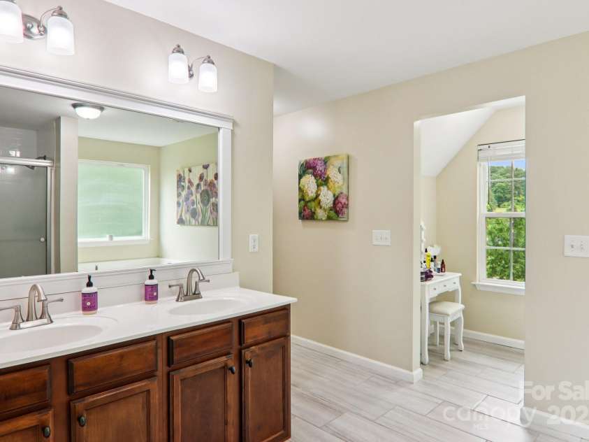 22 Streamside Drive, Hendersonville, NC 28791.  MLS# CAR4268227, YatesRealty ID 21361. 