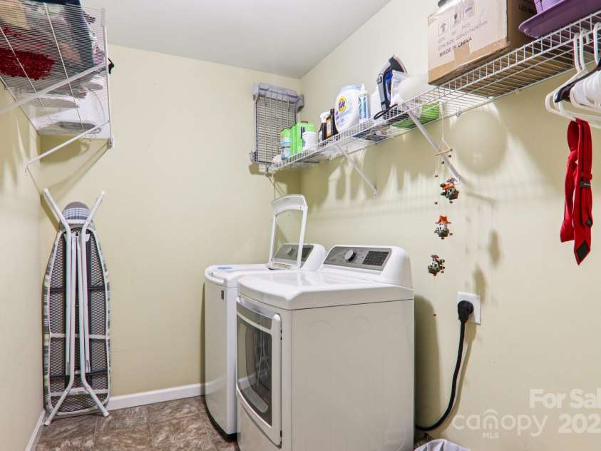 22 Streamside Drive, Hendersonville, NC 28791.  MLS# CAR4268227, YatesRealty ID 21361. 