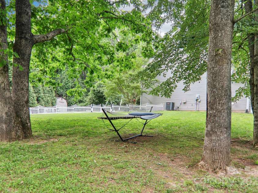 22 Streamside Drive, Hendersonville, NC 28791.  MLS# CAR4268227, YatesRealty ID 21361. 