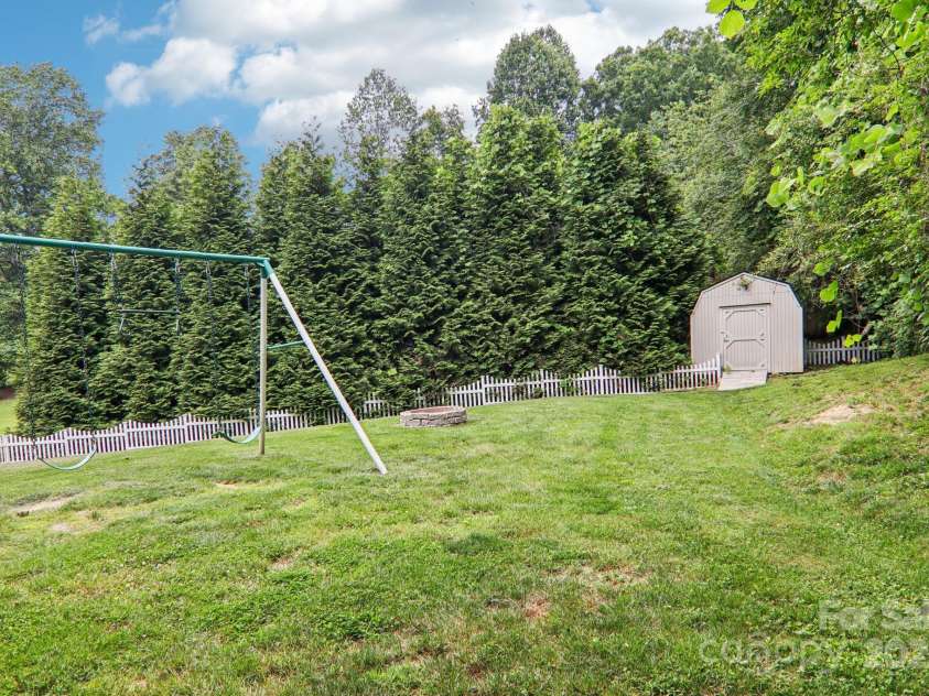 22 Streamside Drive, Hendersonville, NC 28791.  MLS# CAR4268227, YatesRealty ID 21361. 