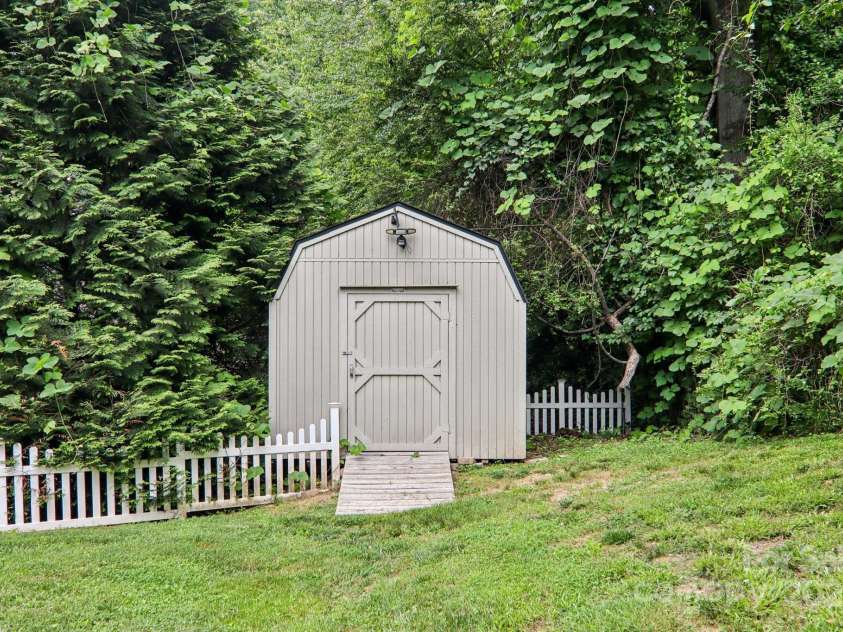 22 Streamside Drive, Hendersonville, NC 28791.  MLS# CAR4268227, YatesRealty ID 21361. 