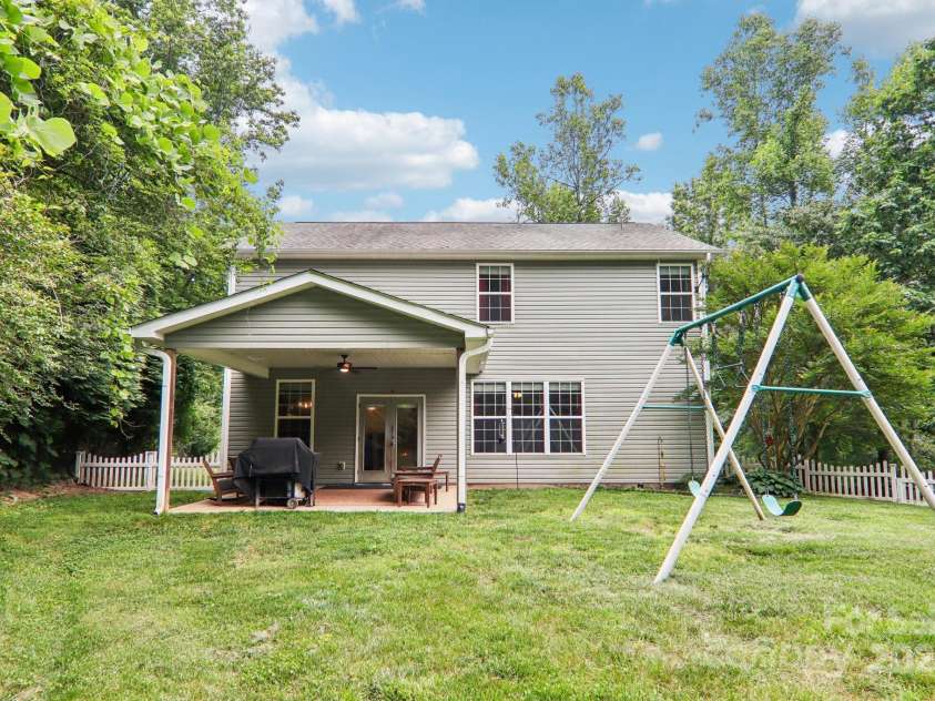 22 Streamside Drive, Hendersonville, NC 28791.  MLS# CAR4268227, YatesRealty ID 21361. 