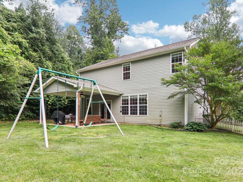 22 Streamside Drive, Hendersonville, NC 28791.  MLS# CAR4268227, YatesRealty ID 21361. 