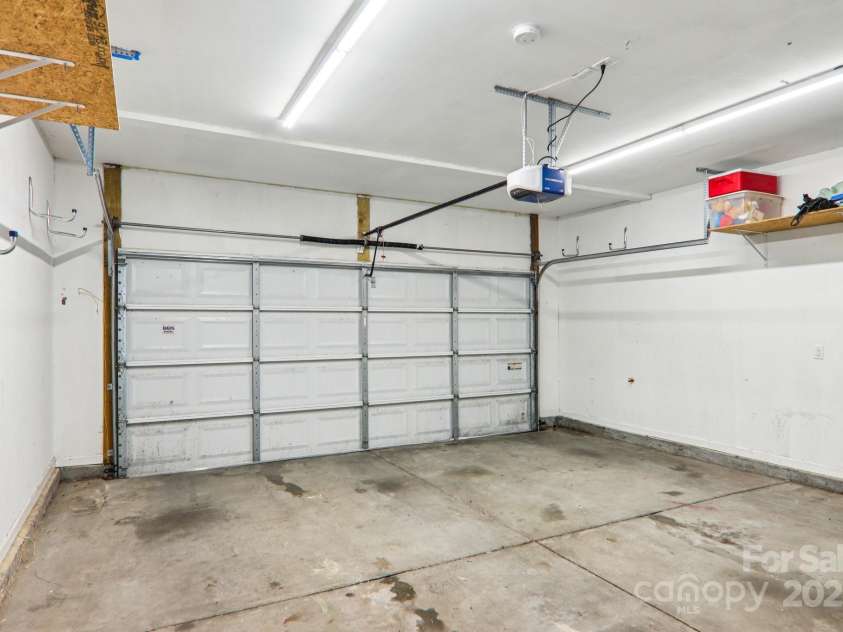 22 Streamside Drive, Hendersonville, NC 28791.  MLS# CAR4268227, YatesRealty ID 21361. 