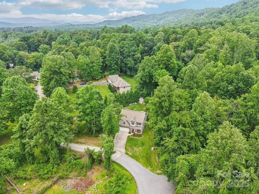 22 Streamside Drive, Hendersonville, NC 28791.  MLS# CAR4268227, YatesRealty ID 21361. 