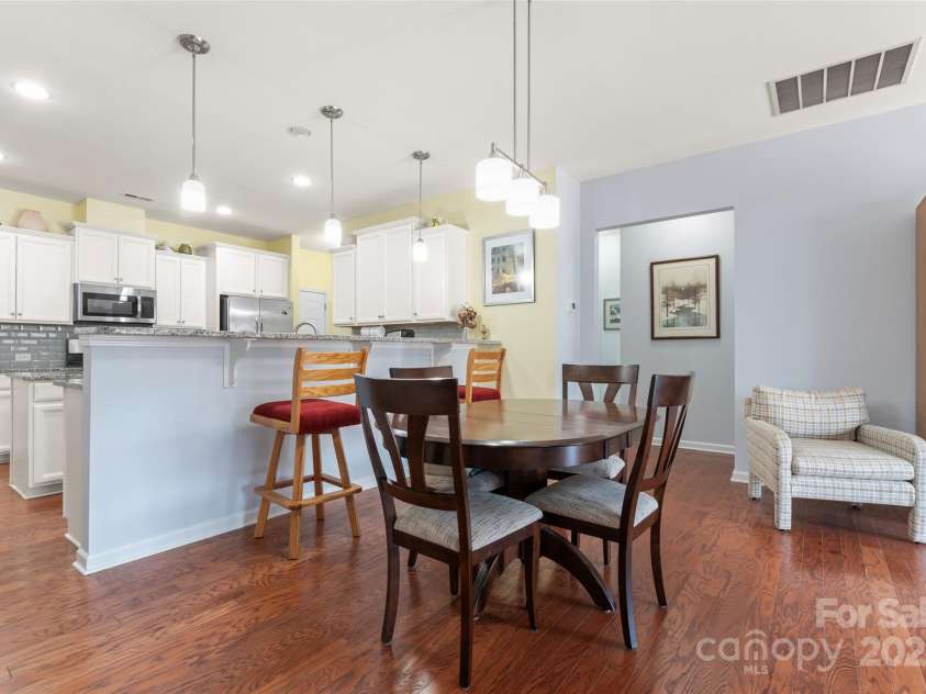 11124 Chapeclane Road, Charlotte, NC 28278.  MLS# CAR4233516, YatesRealty ID 21362. Breakfast area granite bar seating