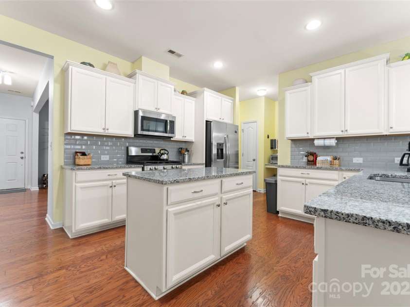 11124 Chapeclane Road, Charlotte, NC 28278.  MLS# CAR4233516, YatesRealty ID 21362. Kitchen island shelving that pull out from cabinets