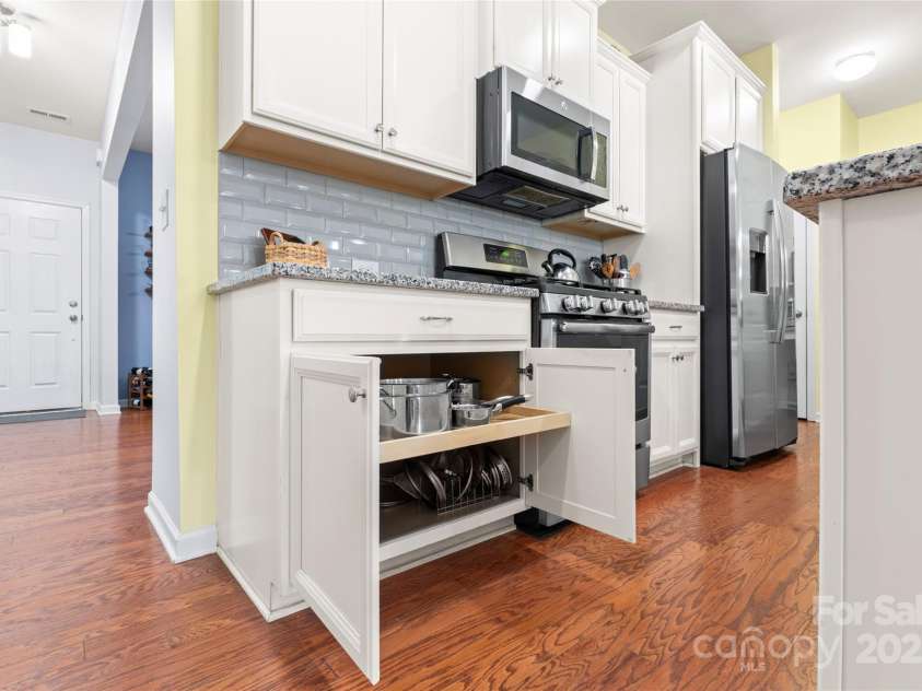 11124 Chapeclane Road, Charlotte, NC 28278.  MLS# CAR4233516, YatesRealty ID 21362. Many lower cabinets have pull out shwlving