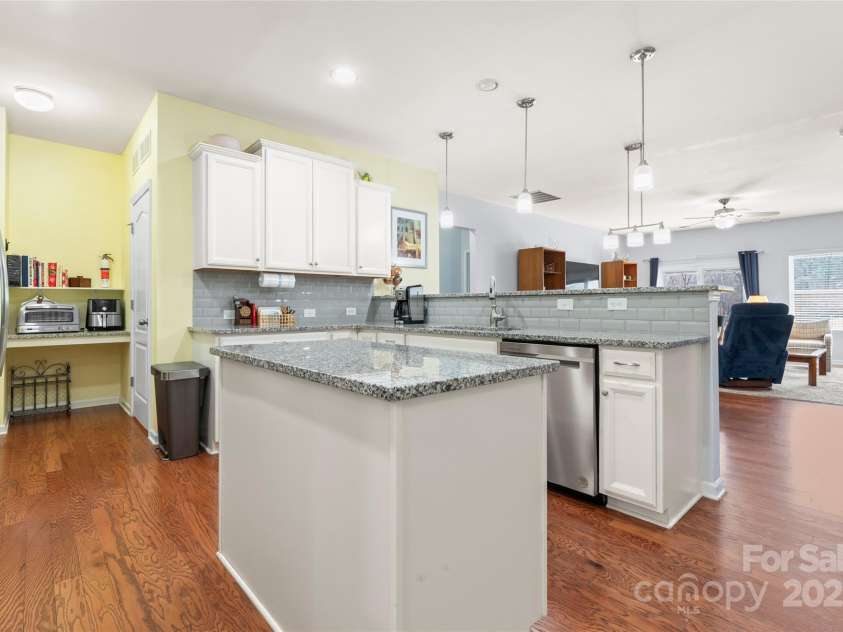 11124 Chapeclane Road, Charlotte, NC 28278.  MLS# CAR4233516, YatesRealty ID 21362. Open living area from the kitchen