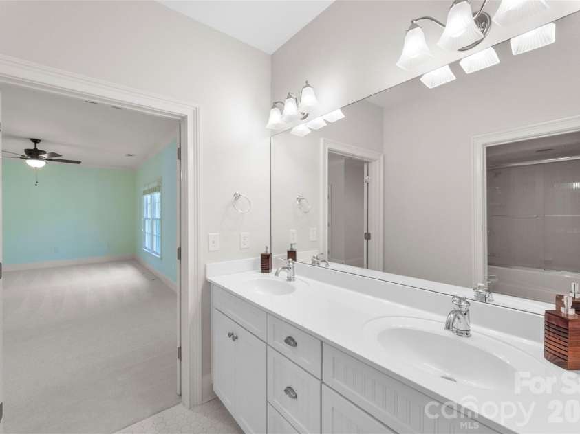 8928 Heydon Hall Circle, Charlotte, NC 28210.  MLS# CAR4297775, YatesRealty ID 21363. Guest bath 