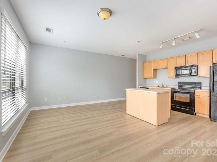 411 Washington Street, Greensboro, NC 27401.  MLS# CAR4268701, YatesRealty ID 21368. 