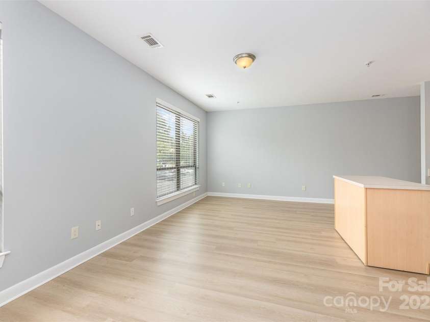 411 Washington Street, Greensboro, NC 27401.  MLS# CAR4268701, YatesRealty ID 21368. 