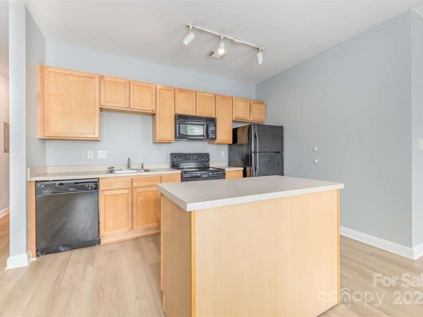 411 Washington Street, Greensboro, NC 27401.  MLS# CAR4268701, YatesRealty ID 21368. 