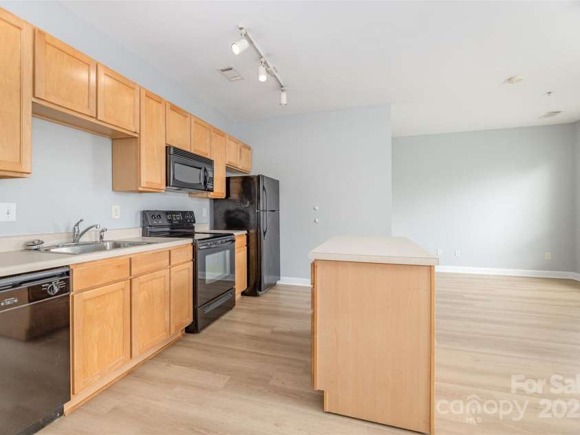 411 Washington Street, Greensboro, NC 27401.  MLS# CAR4268701, YatesRealty ID 21368. 