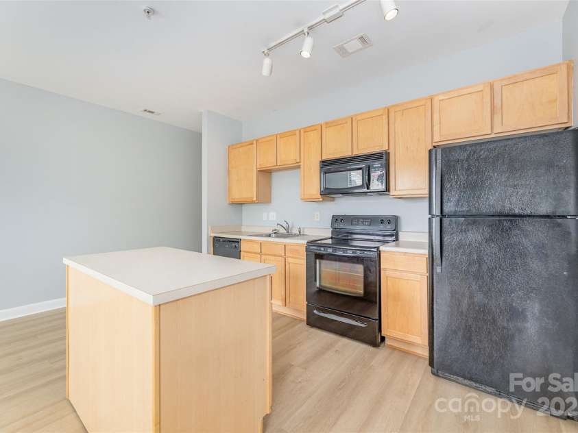 411 Washington Street, Greensboro, NC 27401.  MLS# CAR4268701, YatesRealty ID 21368. 