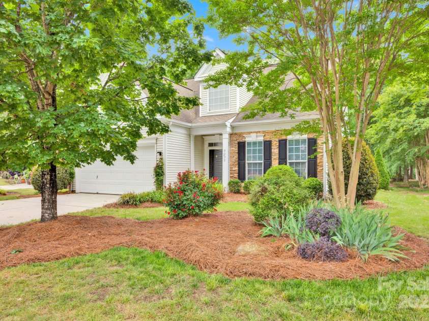 8938 Kestral Ridge Drive, Charlotte, NC 28269.  MLS# CAR4255193, YatesRealty ID 21370. 