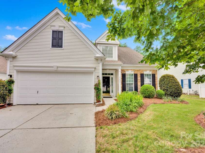8938 Kestral Ridge Drive, Charlotte, NC 28269.  MLS# CAR4255193, YatesRealty ID 21370. 