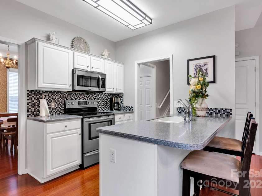 8938 Kestral Ridge Drive, Charlotte, NC 28269.  MLS# CAR4255193, YatesRealty ID 21370. 