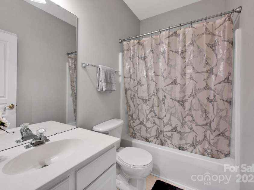 8938 Kestral Ridge Drive, Charlotte, NC 28269.  MLS# CAR4255193, YatesRealty ID 21370. 