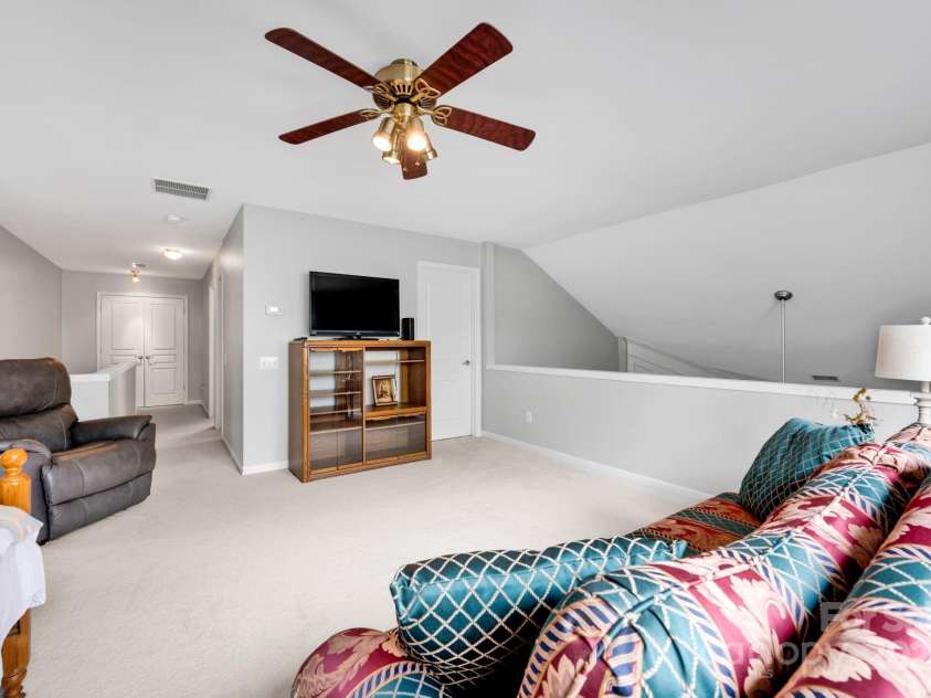 8938 Kestral Ridge Drive, Charlotte, NC 28269.  MLS# CAR4255193, YatesRealty ID 21370. 