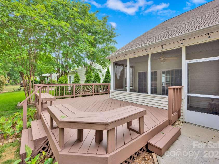 8938 Kestral Ridge Drive, Charlotte, NC 28269.  MLS# CAR4255193, YatesRealty ID 21370. 