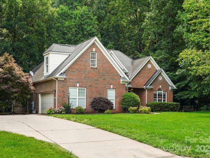 10501 Olde Irongate Lane, Mint Hill, NC 28227.  MLS# CAR4267766, YatesRealty ID 21371. 