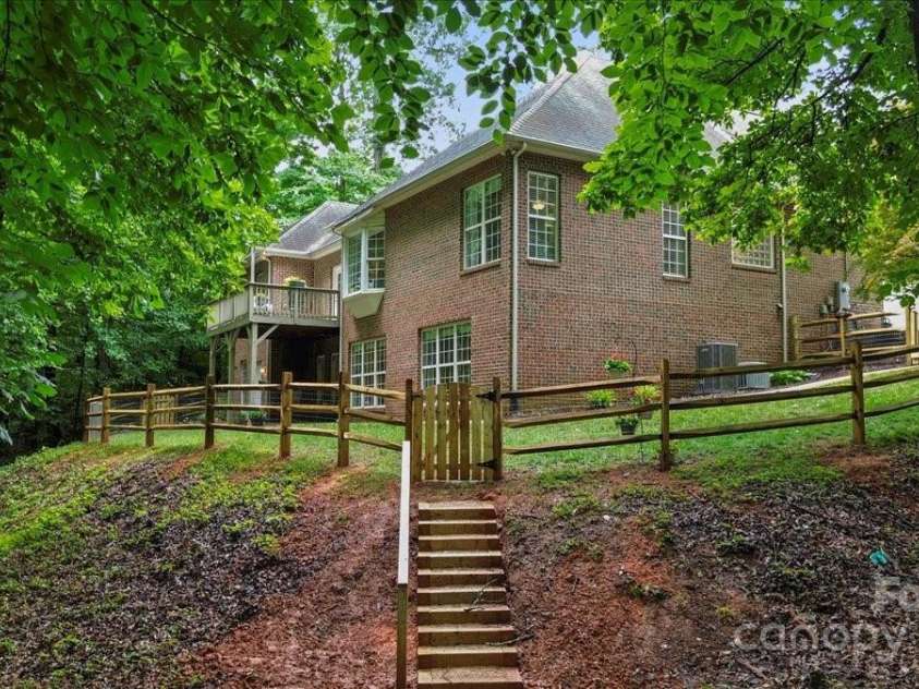 10501 Olde Irongate Lane, Mint Hill, NC 28227.  MLS# CAR4267766, YatesRealty ID 21371. 