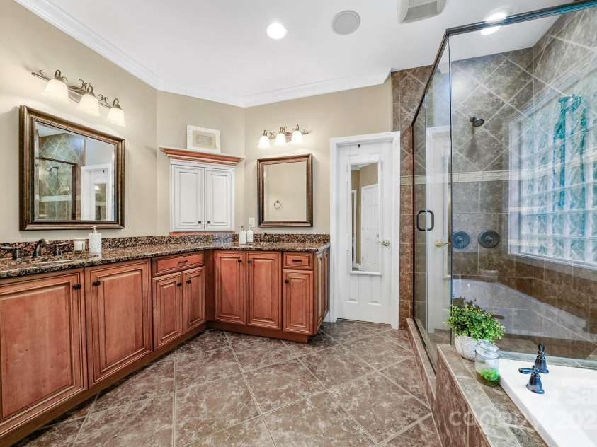 10501 Olde Irongate Lane, Mint Hill, NC 28227.  MLS# CAR4267766, YatesRealty ID 21371. 