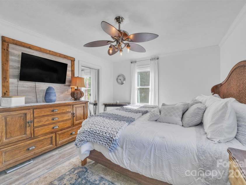 1 Plaza Drive, Granite Falls, NC 28630.  MLS# CAR4263385, YatesRealty ID 21372. 