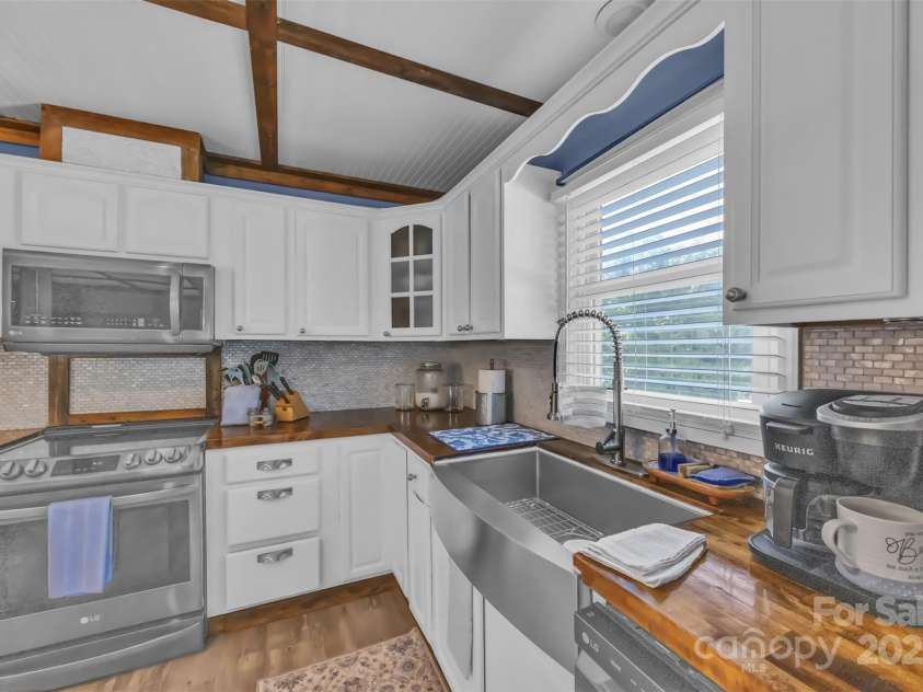 1 Plaza Drive, Granite Falls, NC 28630.  MLS# CAR4263385, YatesRealty ID 21372. Farmhouse sink