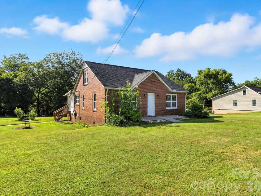 3544 6th Street Drive, Hickory, NC 28601.  MLS# CAR4381480, YatesRealty ID 21373. 