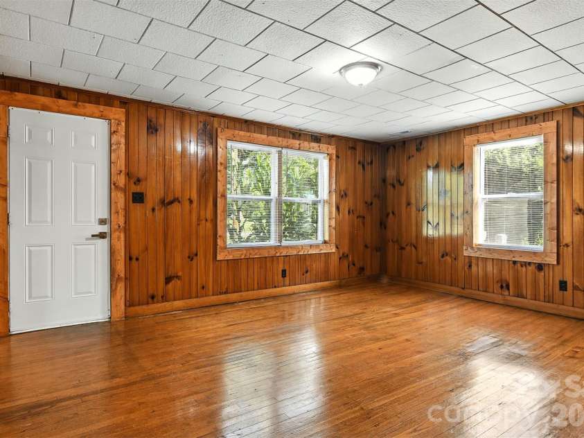 3544 6th Street Drive, Hickory, NC 28601.  MLS# CAR4381480, YatesRealty ID 21373. 