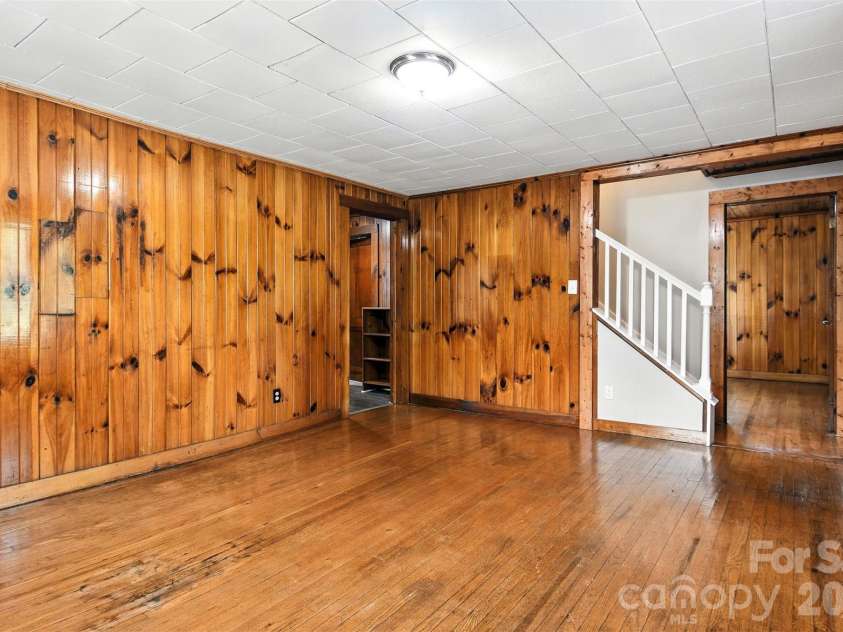 3544 6th Street Drive, Hickory, NC 28601.  MLS# CAR4381480, YatesRealty ID 21373. 