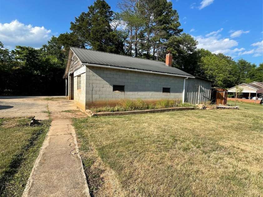 3544 6th Street Drive, Hickory, NC 28601.  MLS# CAR4381480, YatesRealty ID 21373. 
