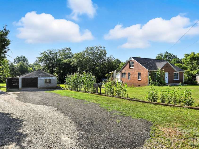 3544 6th Street Drive, Hickory, NC 28601.  MLS# CAR4381480, YatesRealty ID 21373. 