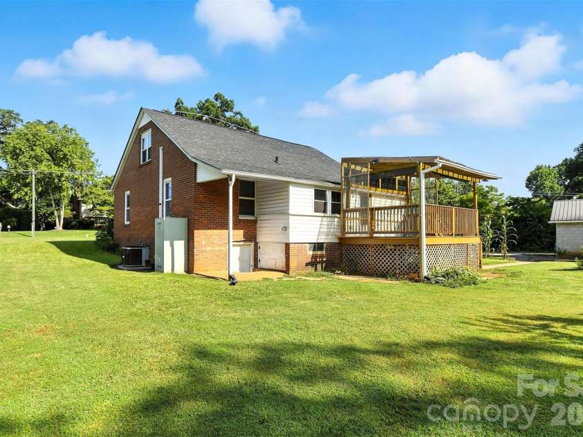3544 6th Street Drive, Hickory, NC 28601.  MLS# CAR4381480, YatesRealty ID 21373. 