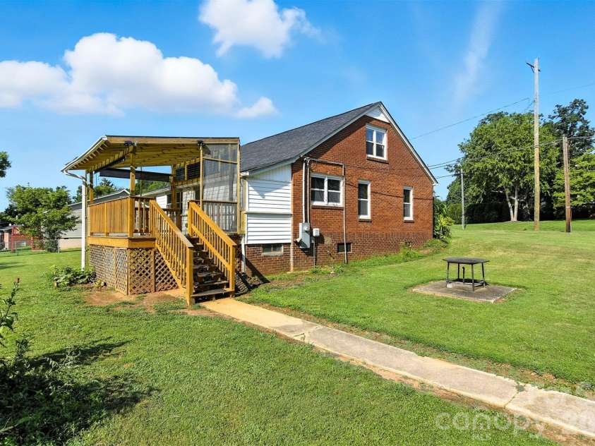 3544 6th Street Drive, Hickory, NC 28601.  MLS# CAR4381480, YatesRealty ID 21373. 