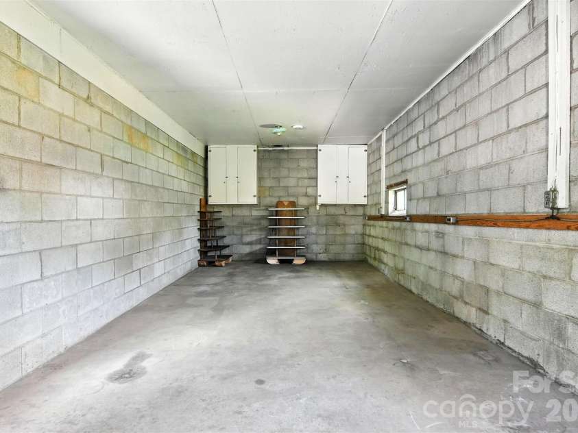 3544 6th Street Drive, Hickory, NC 28601.  MLS# CAR4381480, YatesRealty ID 21373. 