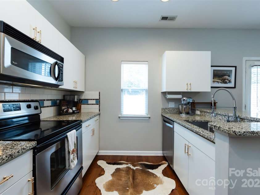 432 Worthington Avenue, Charlotte, NC 28203.  MLS# CAR4272365, YatesRealty ID 21376. 