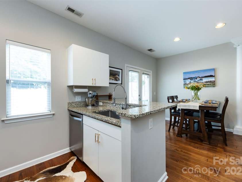 432 Worthington Avenue, Charlotte, NC 28203.  MLS# CAR4272365, YatesRealty ID 21376. 