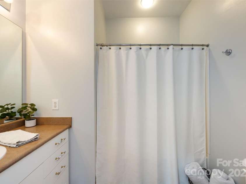 432 Worthington Avenue, Charlotte, NC 28203.  MLS# CAR4272365, YatesRealty ID 21376. 